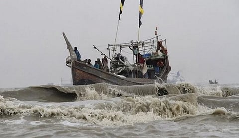 বঙ্গোপসাগরে ট্রলারে জলদস্যুদের হামলা, জেলে গুলিবিদ্ধ