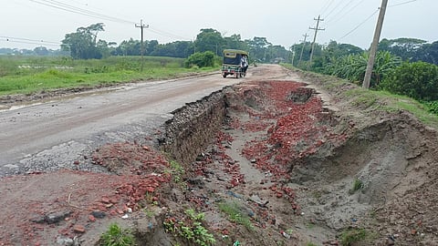 বছরেও শেষ হয়নি শরীয়তপুর-পদ্মা সেতু সংযোগ সড়কের সংস্কারকাজ