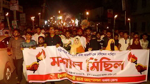 রাষ্ট্রপতির পদত্যাগ, ছাত্রলীগকে নিষিদ্ধের দাবিতে পাবনায় মশাল মিছিল