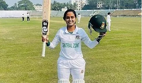 রাজশাহীর শহীদ কামারুজ্জামান স্টেডিয়ামে এবার সাদা পোশাকে খেলতে নেমে নিজেকে নতুন করে তুলে ধরলেন জ্যোতি। ছবি-সংগৃহিত।
