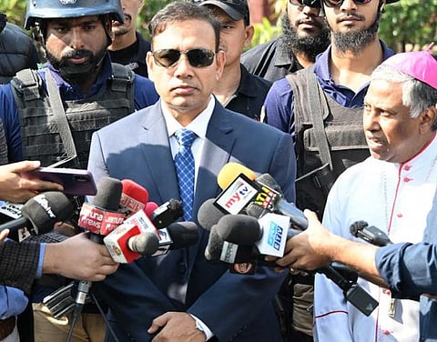 এআইজি মো. মাসুদ করিম সাংবাদিকদের সঙ্গে কথা বলছেন।