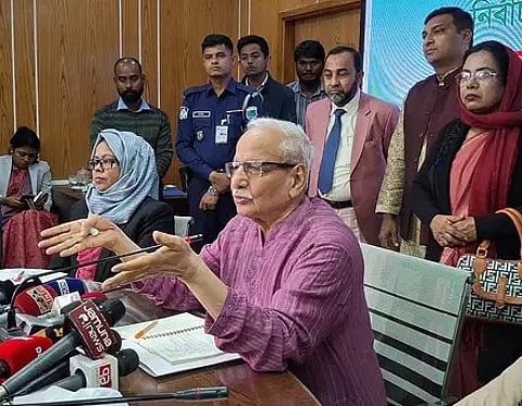 বৃহস্পতিবার রাজশাহী জেলা প্রশাসকের কার্যালয়ের সম্মেলন কক্ষে কথা বলছেন বদিউল আলম মজুমদার। ছবি-সংগৃহিত।