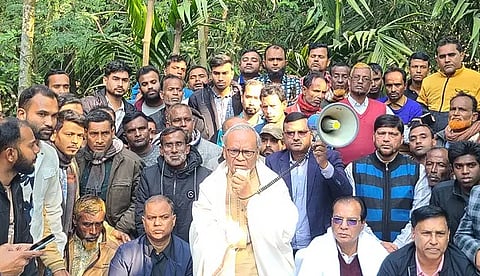 দমকল কর্নমী নয়নের শোক সন্তপ্ত পরিবারকে সাত্বনা দিতে রংপুরের মিঠাপুকুরের আটপুনিয়া গ্রামে বিএনপি নেতা রিজভী।