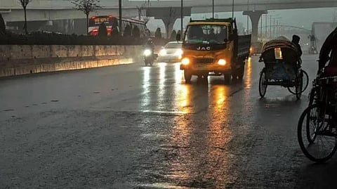 কুয়াশার চাদরে ঢাকা শহর, জেঁকে বসেছে শীত