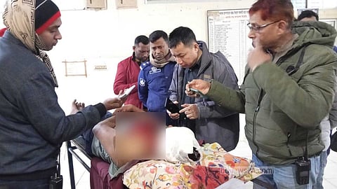 ফরিদপুরে সাংবাদিকের বাবা-মাসহ তিনজনকে কুপিয়েছে আহত করা হয়েছে