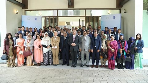 সেমনিারে অংশগ্রহনকারীদের সঙ্গে প্রধান বিচািরপতি সৈয়দ রেফাত আহমেদ।