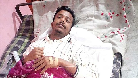 মায়ের সামনে ছেলেকে বৈদ্যুতিক খুঁটির সঙ্গে বেঁধে নির্যাতন