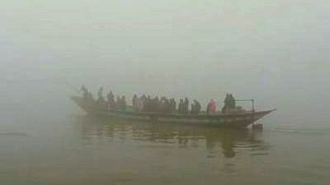 কুয়াশায় ফেরি বন্ধ, ঝুঁকি নিয়ে ট্রলারে যাত্রী পারাপার