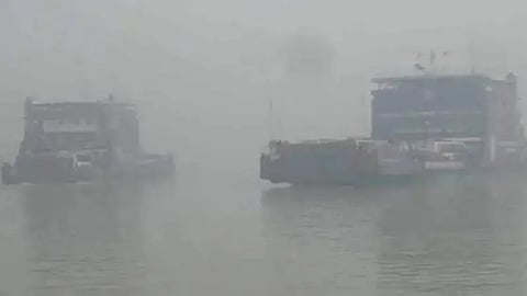 ঘন কুয়াশায় দৌলতদিয়া-পাটুরিয়া নৌরুটে ফেরি চলাচল বন্ধ