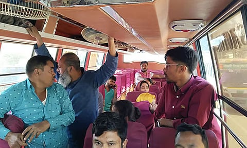 সাভারে দিনের বেলা বাসে ছিনতাই, ছুরিকাঘাতে আহত ৩