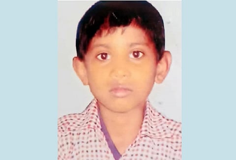 বাবাকে খাবার দিয়ে বাড়ি ফিরলো না সাকিম