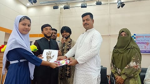 পুরস্কার বিতরণ করছেন ফরিদপুর জেলা কৃষকলীগের যুগ্ন সাধারণ সম্পাদক খান মোনায়েম হোসেন।
