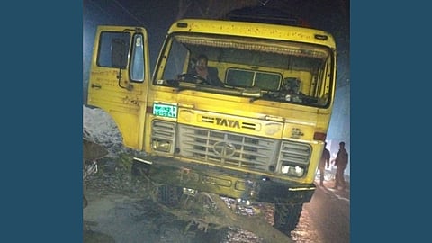 মধ্যরাতে সড়কে গাছের গুঁড়ি ফেলে ১৫-২০টি গাড়িতে ডাকাতি