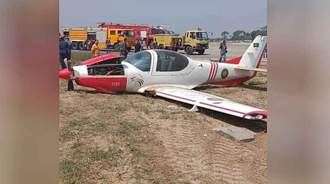 বিমান বাহিনীর প্রশিক্ষণ বিমানের ক্র্যাশ ল্যান্ডিং, দুই পাইলট অক্ষত