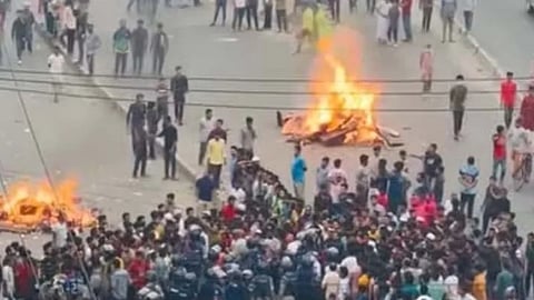 কারখানা বন্ধের প্রতিবাদে শ্রমিকদের মহাসড়ক অবরোধ