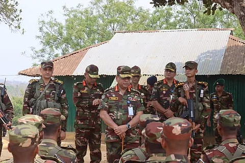 সেনাবাহিনী প্রধানের পার্বত্য চট্টগ্রামে সেনা ক্যাম্প পরিদর্শন