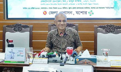 পুলিশকে সিভিল ড্রেসে আসামি ধরতে স্বরাষ্ট্র উপদেষ্টার নিষেধাজ্ঞা