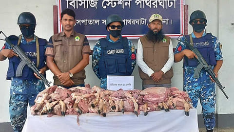 বরগুনায় ৯০ কেজি হরিণের মাংসসহ বোট জব্দ
