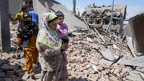 জঙ্গিবিরোধী অভিযানে কাশ্মীরে প্রশাসনের বুলডোজার