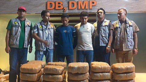 ১০০ কেজি গাঁজা ও কাভার্ড পিকআপসহ দুই মাদক কারবারি গ্রেফতার