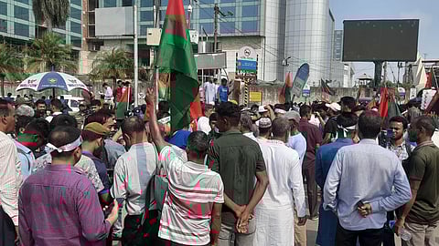 খালেদা জিয়াকে স্বাগত জানাতে বিমানবন্দরে নেতাকর্মীদের ঢল