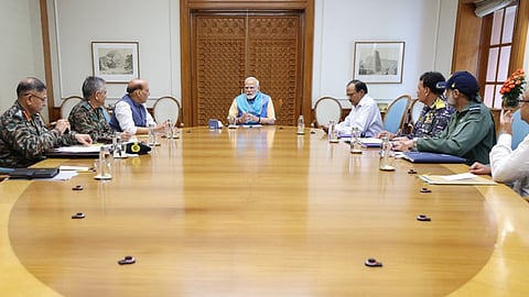 শীর্ষ সামরিক ও নিরাপত্তা কর্মকর্তাদের সঙ্গে বৈঠকে মোদি