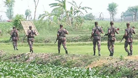 সীমান্তে বিএসএফের গুলি, বিজিবির সঙ্গে অবস্থান স্থানীয়দের