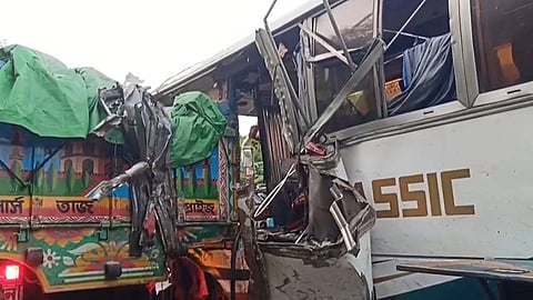 দিনাজপুরে দাঁড়িয়ে থাকা ট্রাকে বাসের ধাক্কা, নিহত ৫