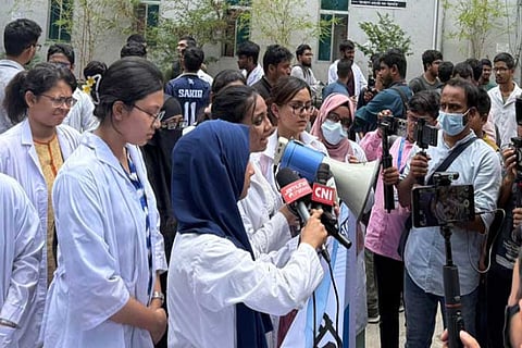 নির্দেশ উপেক্ষা করে ছাত্রাবাসে অবস্থান ঢামেক শিক্ষার্থীদের