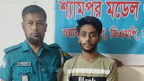 বাসে অগ্নিসংযোগের চেষ্টাকালে নিষিদ্ধ ঘোষিত ছাত্রলীগের কর্মী গ্রেফতার