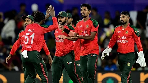 মোস্তাফিজের রেকর্ডের দিনে ১১০ রানেই গুটিয়ে গেল পাকিস্তান