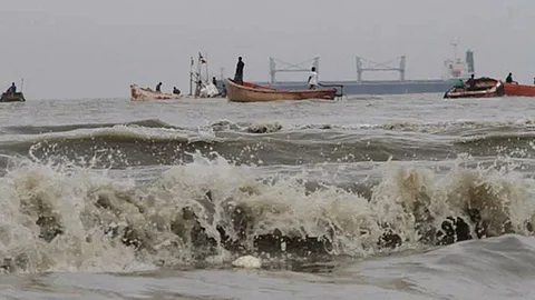 সমুদ্র বন্দরে ৩ নম্বর সতর্ক সংকেত