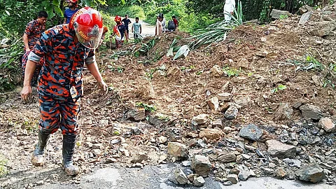 সাজেকে পাহাড় ধস, আটকা পড়েছেন ৪ শতাধিক পর্যটক