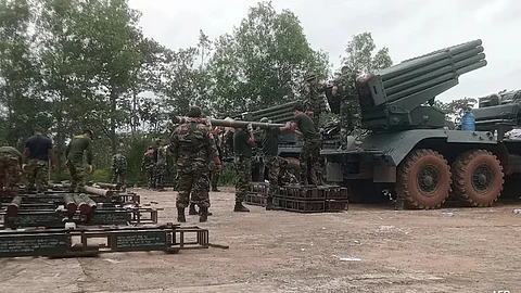 সংঘর্ষের মধ্যে কম্বোডিয়া সীমান্তবর্তী এলাকায় থাইল্যান্ডের সামরিক আইন জারি