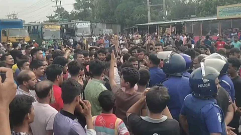 শ্রীপুরে ১০ দফা দাবিতে শ্রমিকদের মহাসড়ক অবরোধ