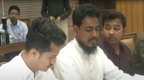 ক্ষমতা হস্তান্তরের প্রক্রিয়া নিয়ে সংকট তৈরি হয়েছে: আখতার