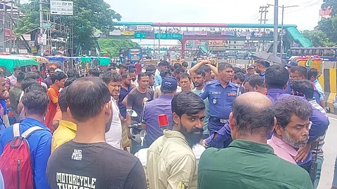 অবৈধ সিএনজি স্ট্যান্ডে ট্রাফিক পুলিশের অভিযানে হট্রগোল, আটক ৪