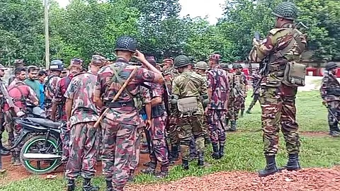 বিপুল মাদক ও অস্ত্র উদ্ধারসহ চিহ্নিত ০৪ মাদক কারবারি গ্রেপ্তার