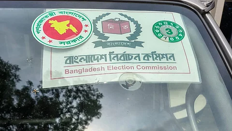 নির্বাচন কমিশনের স্টিকার ব্যবহৃত গাড়িতে মাদক বহন, আটক ১
