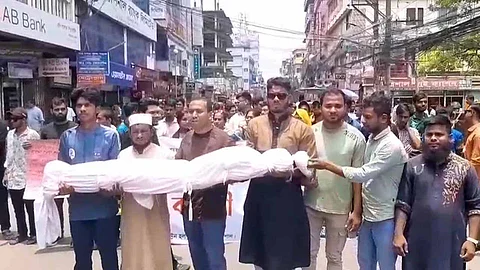 বরিশালে সড়ক অবরোধ করে কফিন নিয়ে বিক্ষোভ