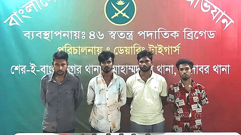 সেনা অভিযানে দেশীয় অস্ত্র ও ককটেলসহ আটক ৪