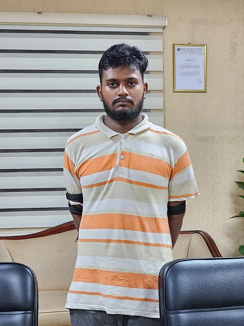 জালিয়াতি করে ডাম্পিং ইয়ার্ড থেকে মোটরসাইকেল অবমুক্ত করার চেষ্টা; আটক এক