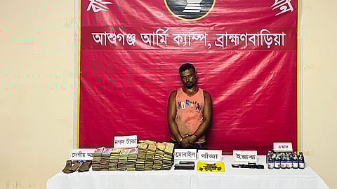 নগদ টাকা, মাদক ও অস্ত্রসহ একজন আটক