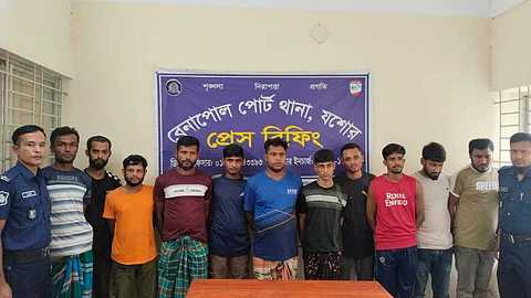 বেনাপোলে পাসপোর্টধারীদের জিম্মি করে ছিনতাই, পলাতক ১১ আসামি গ্রেফতার