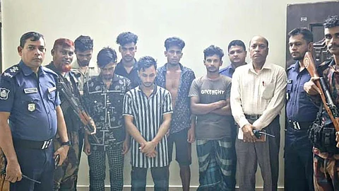 সীমান্তে ভারতীয় মদসহ ৬ চোরাকারবারি আটক