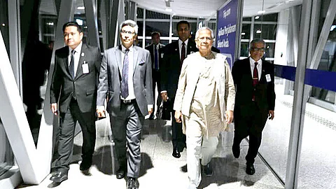 মালয়েশিয়ায় পৌঁছেছেন প্রধান উপদেষ্টা