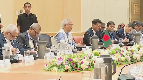 ফেব্রুয়ারিতে নির্বাচনের জন্য প্রস্তুত বাংলাদেশ: মালয়েশিয়ায় প্রধান উপদেষ্টা