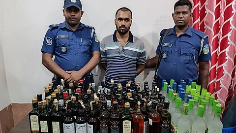 বিদেশি মদ ও অস্ত্রসহ হত্যা মামলার আসামি গ্রেপ্তার