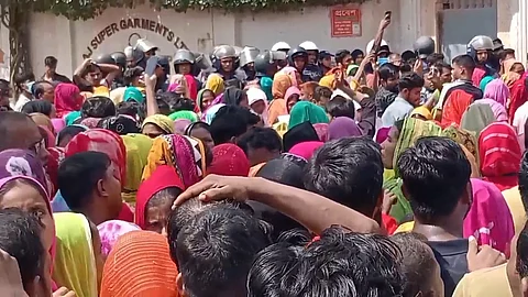 বকেয়া বেতনের দাবিতে শ্রমিক অসন্তোষ, ১৫ কারখানা ছুটি ঘোষণা