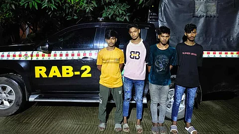 ছিনতাইয়ের প্রস্তুতিকালে দেশীয় অস্ত্রসহ গ্রেপ্তার ৩